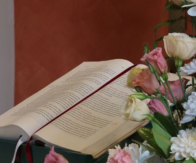 Eine offene Bibel mit Blumen.
