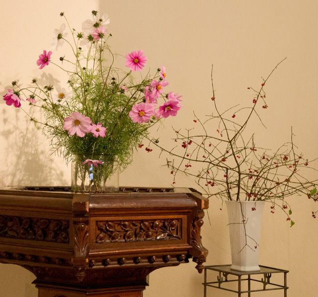 Ein Taufbecken mit Blumen.