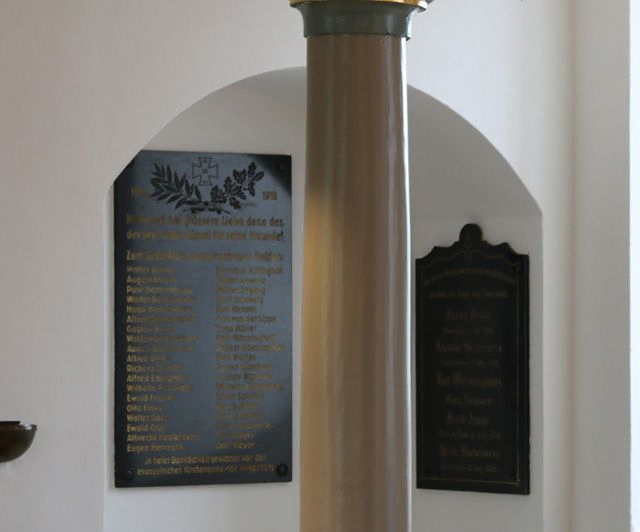 Eine Gedenktafel an einer Kirchenwand.