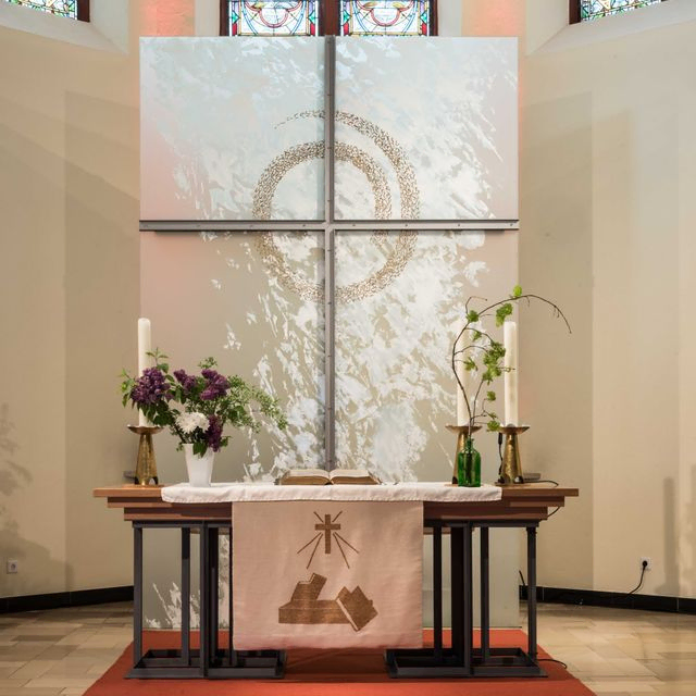 Nahaufnahme des Kirchenaltars.