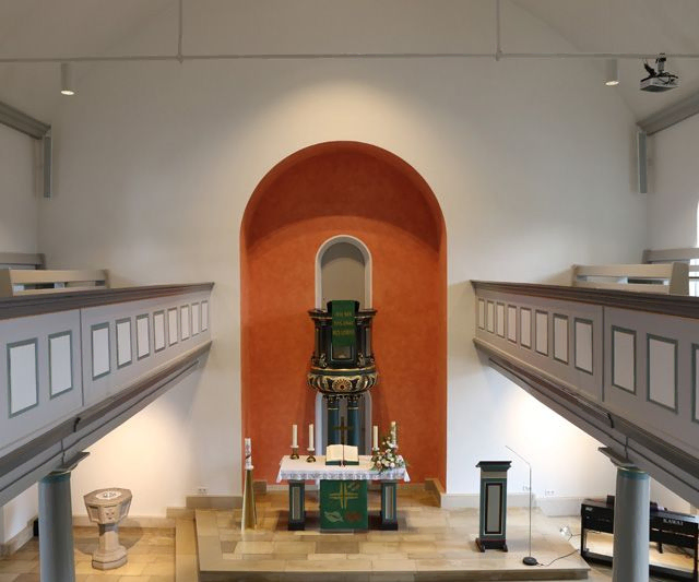 Weitwinkelaufnahme des Kircheninnenraums und der Empore.