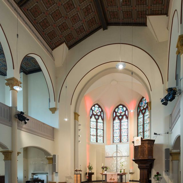 Kircheninnenraum mit Kanzel.
