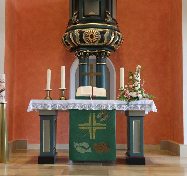 Ein Altar und eine Kanzel in einer Kirche.